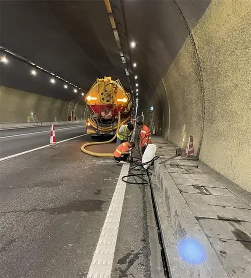 天宁隧道排水渠清淤